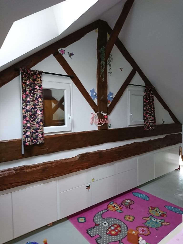 Chambre sous combles, poutres apparentes