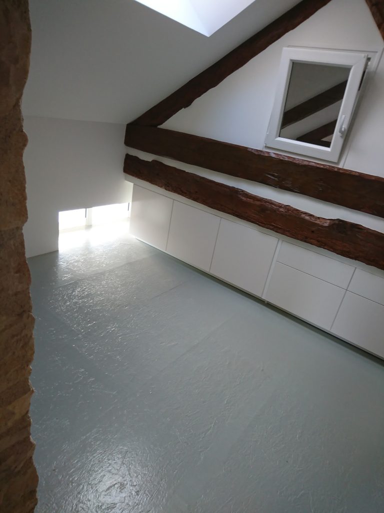 Combles rénovés, sol et murs